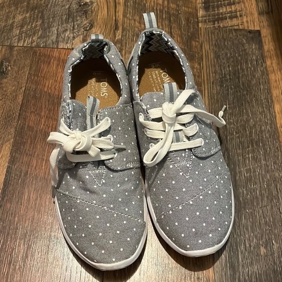 Gray white polka dot TOMS - Picture 1 of 4
